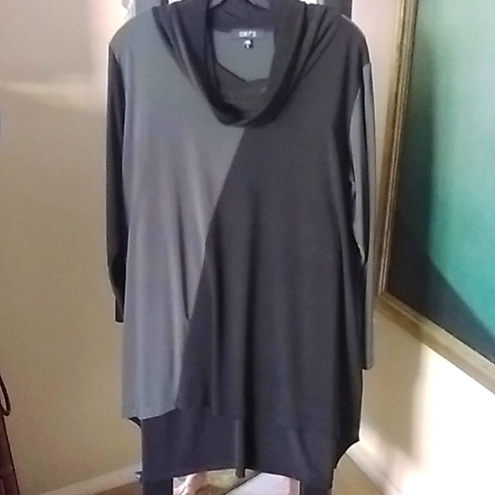 COMFY from ARTFUL HOME Large black & gray top.